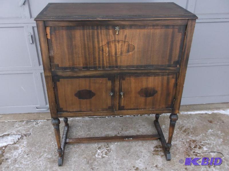 lot 27 image: Vintage record cabinet measuring 33 34"...
