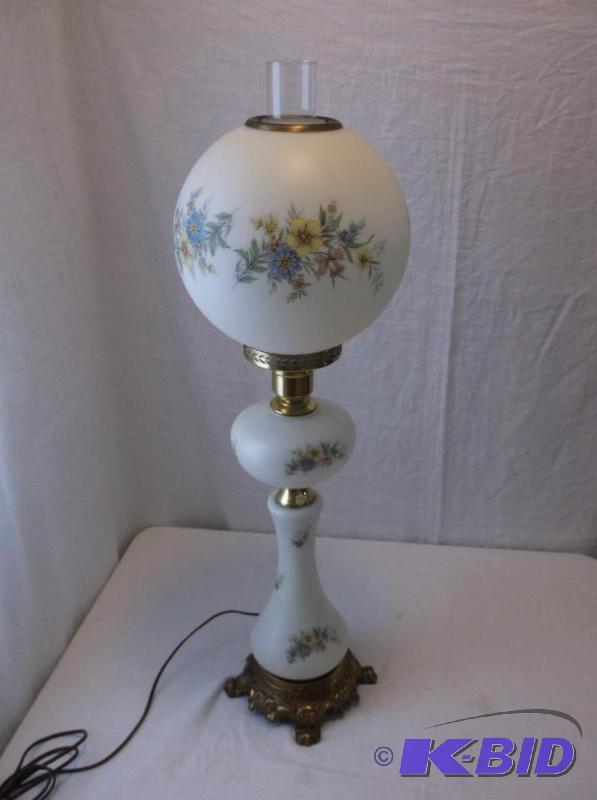 lot 3 image: Beautiful lamp standing 31" T to the top...