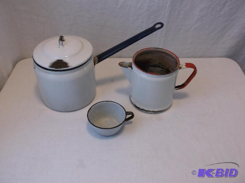 lot 30 image: Nice lot of porcelain enamelware all in great...