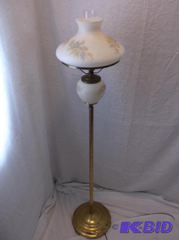 lot 4 image: Beautiful floor lamp measuring 53 12" T...