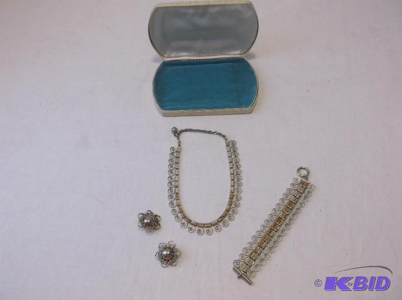 lot 55 image: Nice lot with matching set of jewelry in vint...