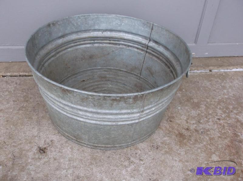 lot 57 image: Large galvanized wash tub in good condition....
