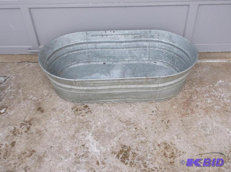 lot 59 image: Oval galvanized wash tub in great condition....