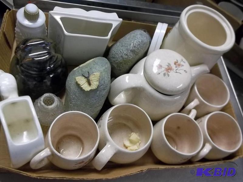 lot of ceranic tea set and glass items