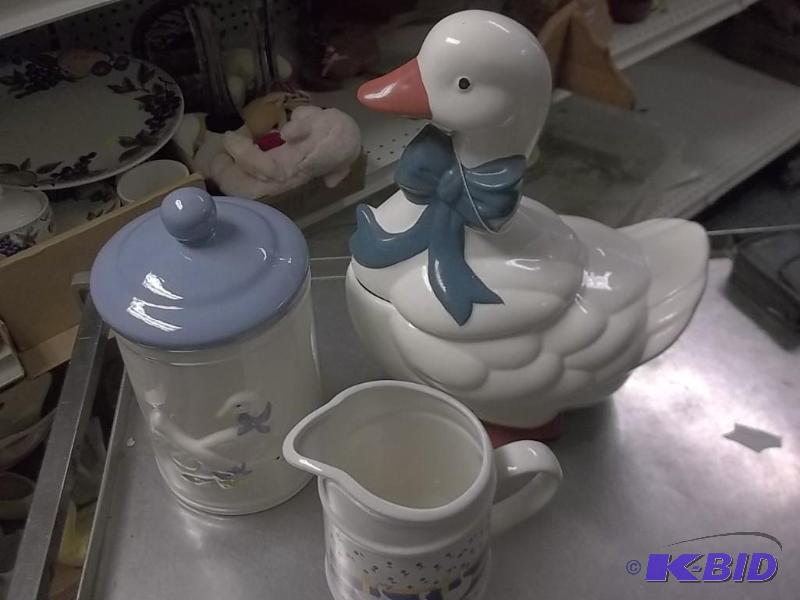 lot of goose coolie jar and pitcher