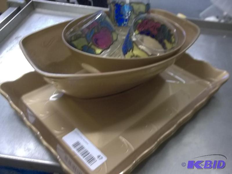 plastic  5 trays- 2 bowls 3 glass drinking glasses