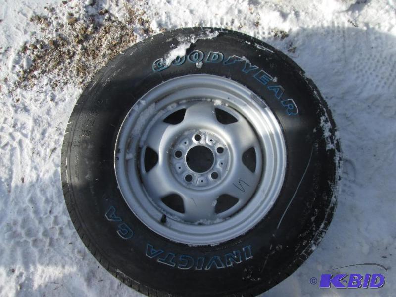 lot 26 image: Nice looking rim with mounted P22575 R15 tir...