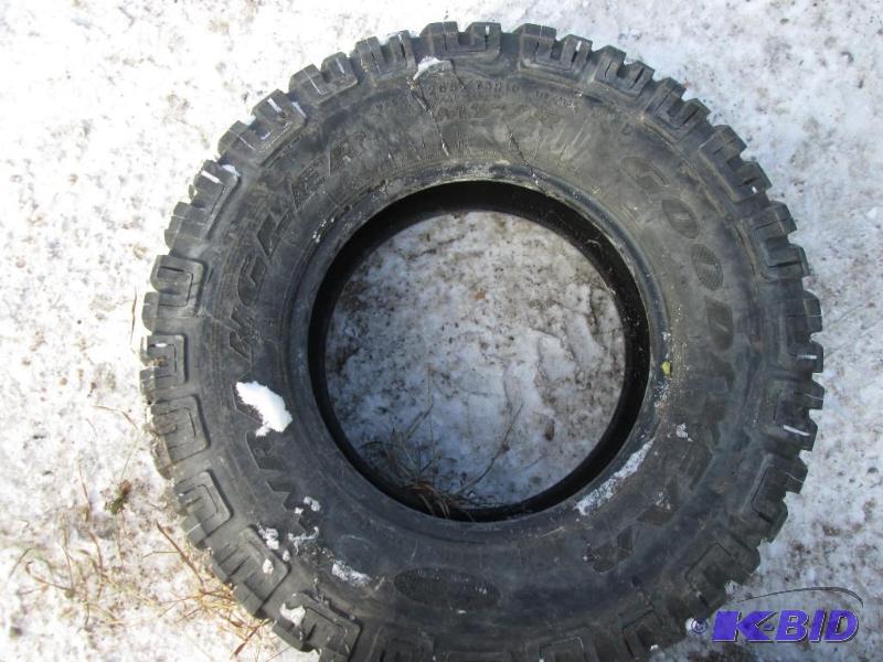 lot 28 image: Unmounted Goodyear P26575 R16, deep tread...