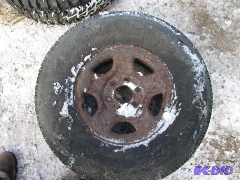 lot 29 image: Rim with mounted P26575 R16 tire...