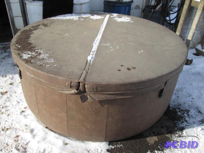 lot 3 image: Softub hottub with cover, pump and chemicals....