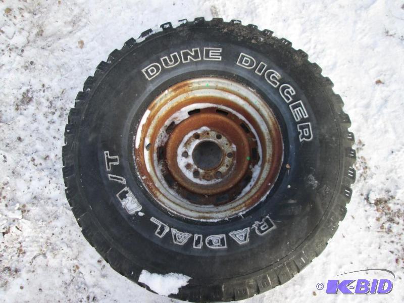 lot 32 image: Rim with mounted Dune Digger 35x12.5R15LT tir...