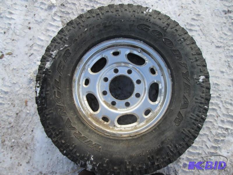 lot 34 image: Rim with mounted Goodyear tire, LT 26575 R16...