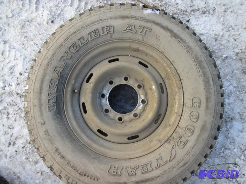 lot 35 image: Rim with mounted Goodyear tire, LT24575 R16...
