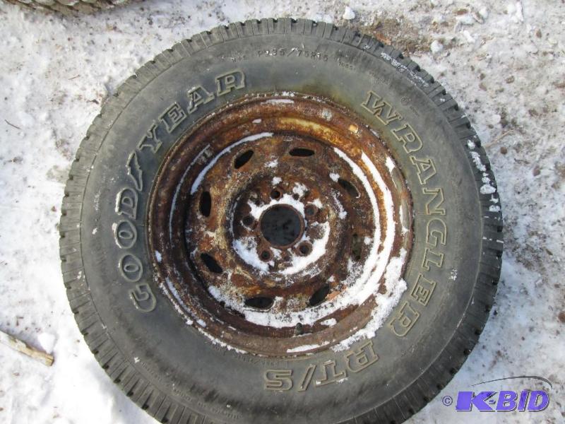 lot 37 image: Rim with mounted Goodyear tire, P23575 R15...