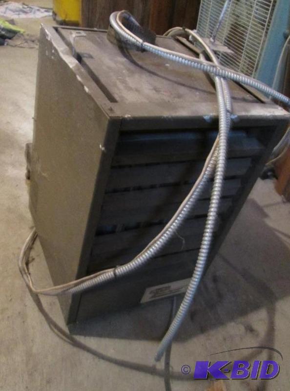 lot 4 image: Dayton garage heater, set for natural gas...