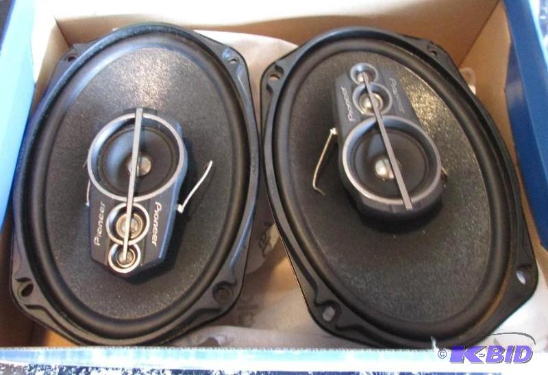 lot 7 image: Pair of Pioneer TS-975M 400 Watt max car spea...