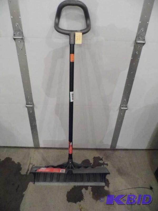 Store Return - Suncast Snow Shovel