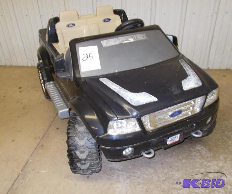lot 25 image: Fisher Price Power Wheels Ford F150 4 x 4 12V...