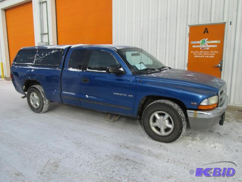 lot 1 image: 1997 Dodge Dakota w Topper