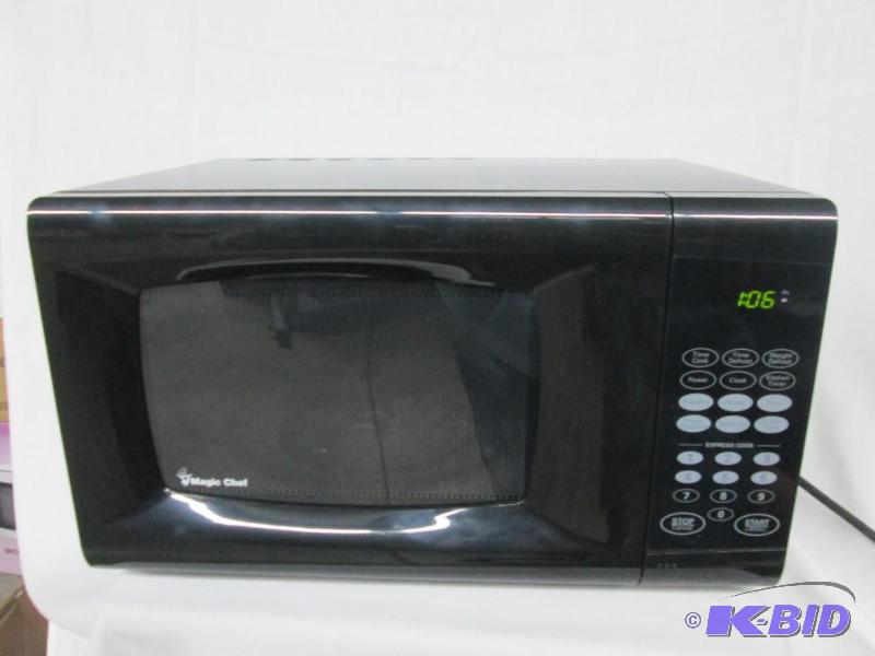 lot 23 image: Magic Chef 0.9 cu. ft. 900-Watt Microwave