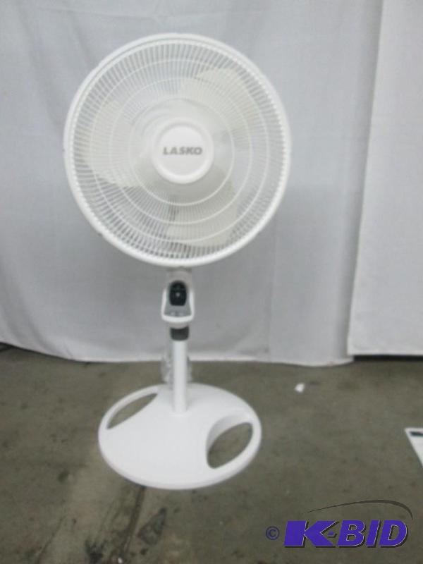 lot 31 image: Lasko 16 Pedestal Fan w Remote