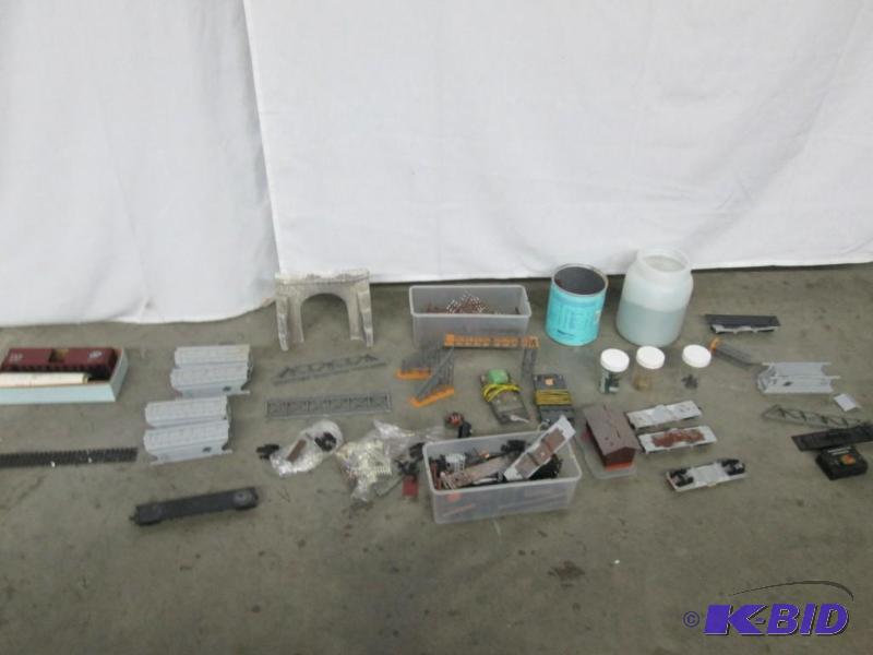 lot 43 image: Electric Train Parts, Cars and Tracks