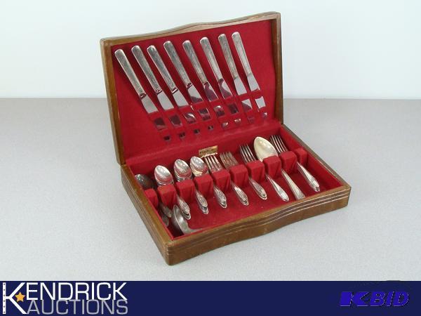 46 Piece8 Serving Oneida Community Tudor Plated Flatware in Felt Lined Wood Box