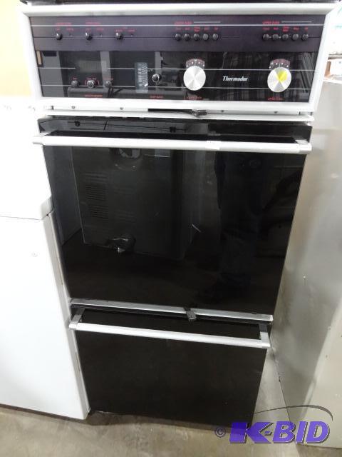 lot 10 image: Thermador double Oven Model MSC-224-BG. 220 V...