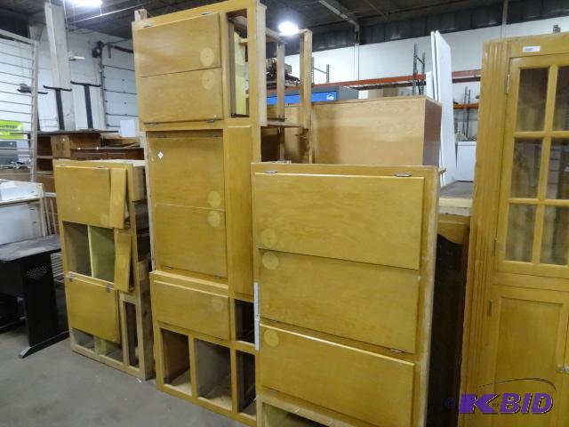 lot 157 image: 5 Kitchen Cabinets. Tops and Bottoms. No Coun...