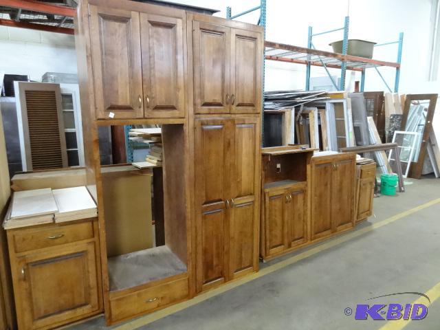 lot 37 image: 8 Piece Cabinet Set Uppers and Lowers...