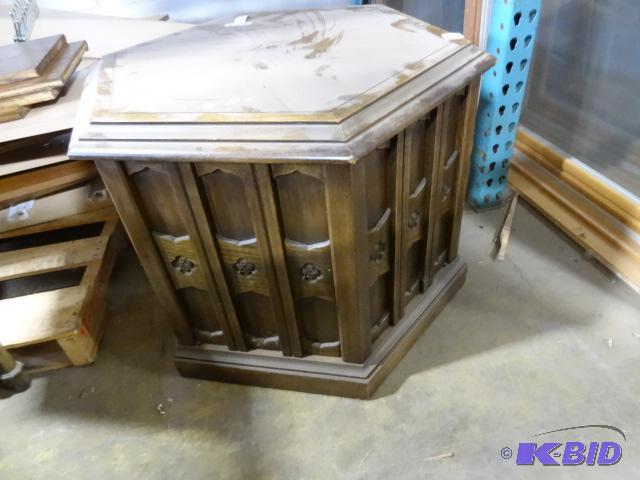 lot 45 image: Wood Vintage End Table. 2 Doors for Lower Sto...