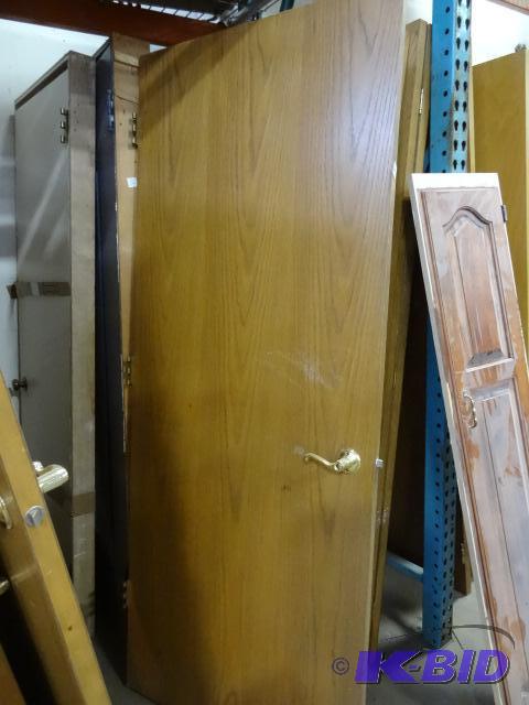 lot 82 image: 32 X 80 Hollow core Door...