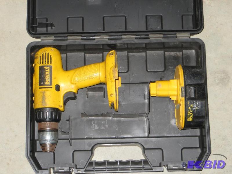 Dewalt Cordless Drill wcase and working Batt...
