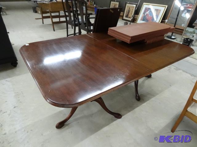 Vintage Dining Room Table, Comes with 2 Leave...