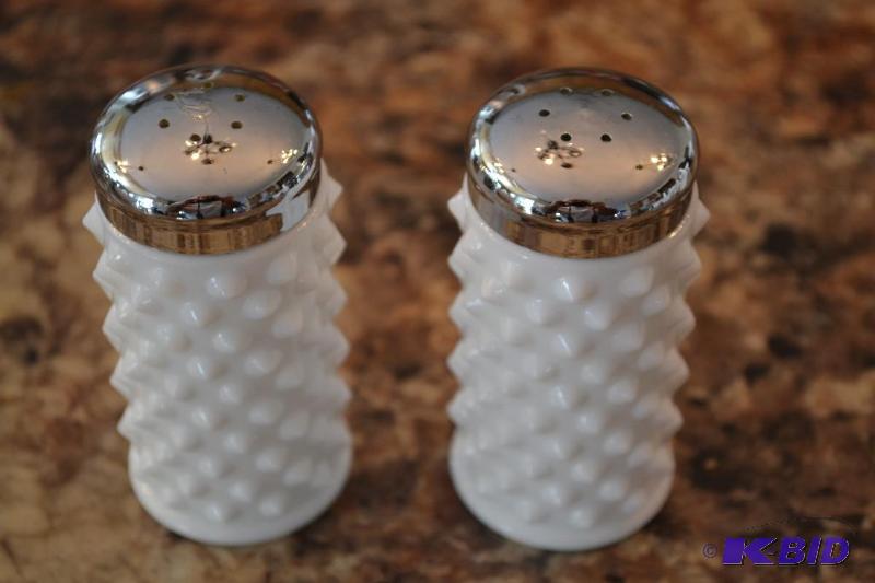 lot 16 image: Milk Glass...