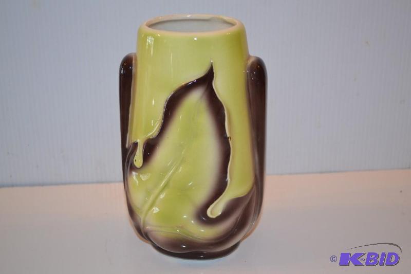 lot 81 image: Nice ceramic vase,no chipscracks....