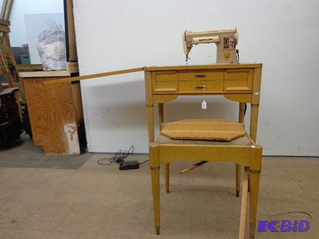 Singer Sewing Machine   Electric wFloor Peda...