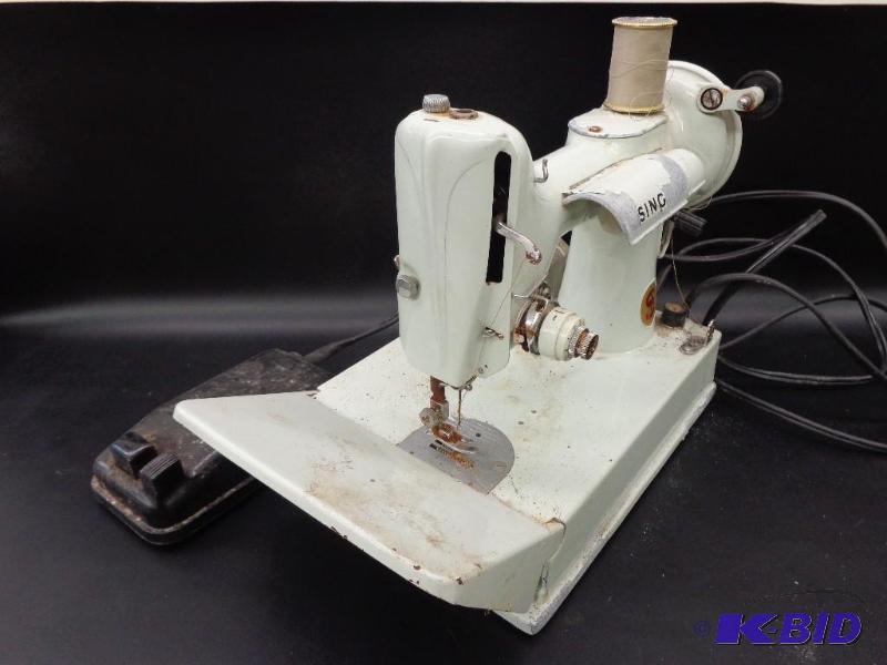 Vintage Singer Sewing Machine   Cat # CAK 8-8...