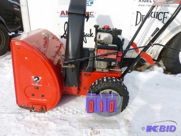 MTD Yard Machine gas powered snow blower. 5 h...