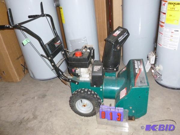 Murray 522 gas powered snow blower. Pull sta...