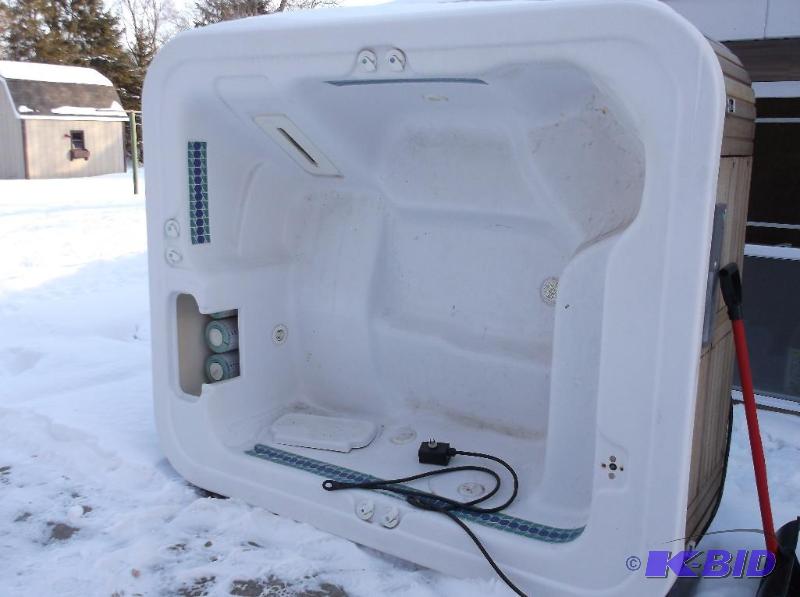Nice Oak surround 4 person hot tub with 8 jet...