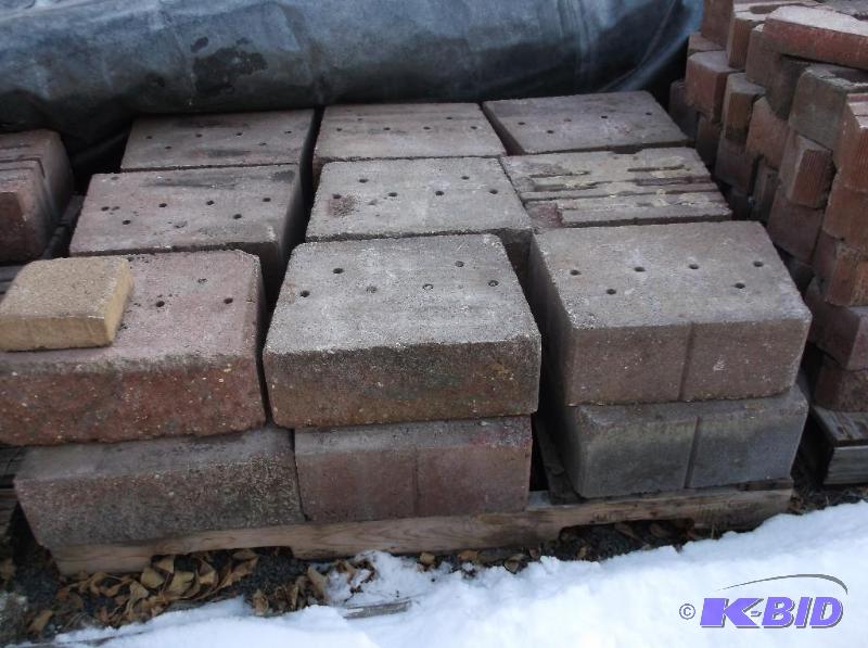 Pellet with 18 landscaping block appear in gr...