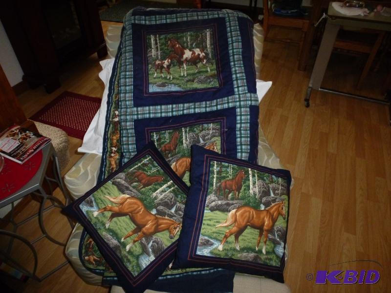 Queen size bed quilt Has horse scene on the ...