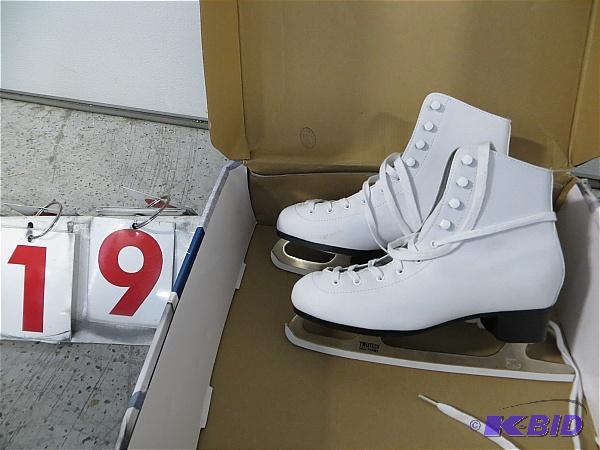 lot 19 image: Figure Skates. Womens&nbspsize 8. Good shape...