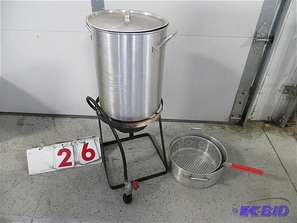 lot 26 image: Turkey Fryer....