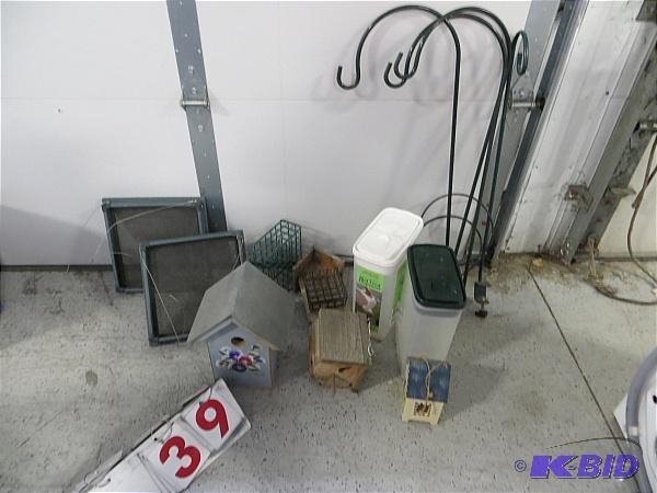 lot 39 image: Lot of bird feeder, houses and hooks....