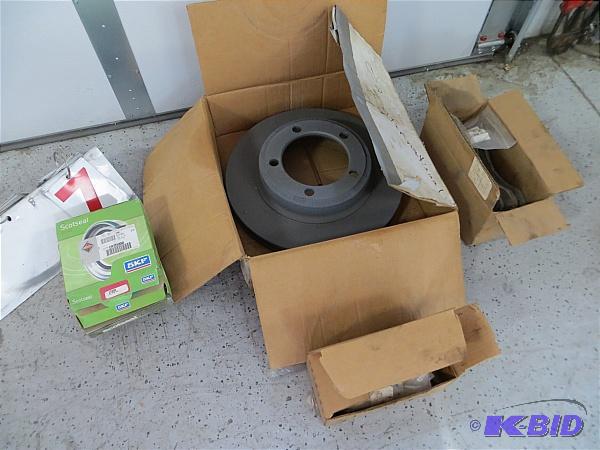 lot 7 image: Brake Parts for a 2002 International 4700. Fr...