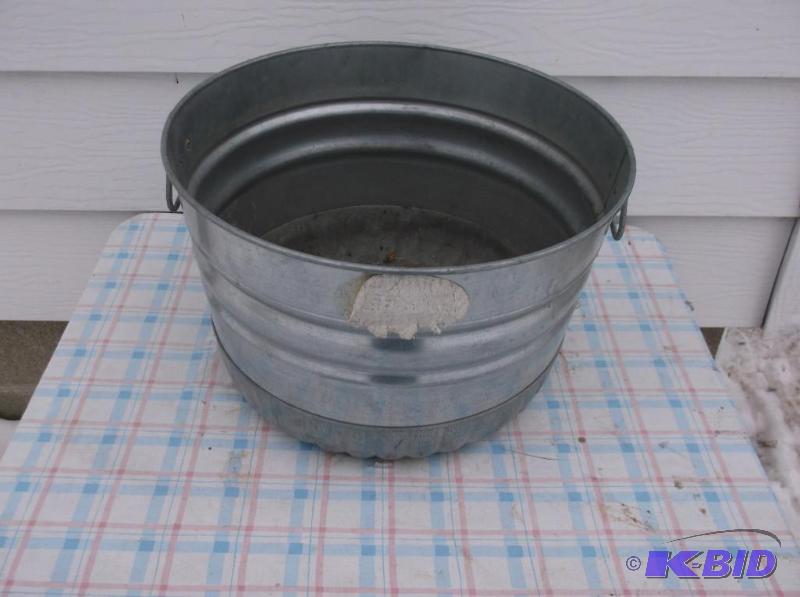 lot 28 image: Metal tub....