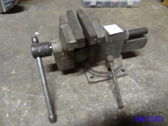 lot 100 image: Small Bench Vise 4"...