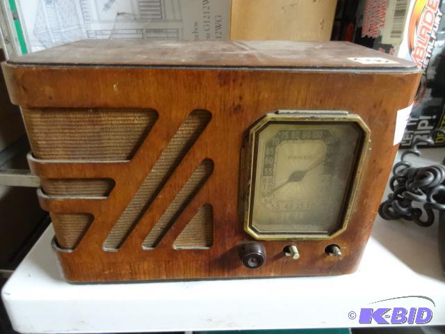 lot 115 image: Vintage GE Tabletop Radio. Power Cord Cut...